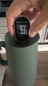 Garrafa térmica mantém café quente por 24 horas? Testei por 33 horas 6 Termômetro digital marcando 93,5 °C na garrafa térmica após uma hora de teste