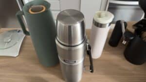 Garrafa térmica mantém café quente por 24 horas? Testei por 33 horas 2 Garrafa térmica sobre balança de cozinha durante a pesagem do volume de água