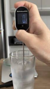 Garrafa térmica mantém café quente por 24 horas? Testei por 33 horas 3 Termômetro digital de sonda dentro de um copo com água e gelo marcando 0,3 °C