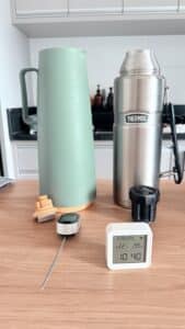 Garrafa térmica mantém café quente por 24 horas? Testei por 33 horas 4 Termo-higrômetro digital posicionado ao lado das garrafas térmicas registrando a temperatura ambiente