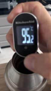 Garrafa térmica mantém café quente por 24 horas? Testei por 33 horas 5 Termômetro digital marcando 95,5 °C dentro da garrafa térmica no início do teste