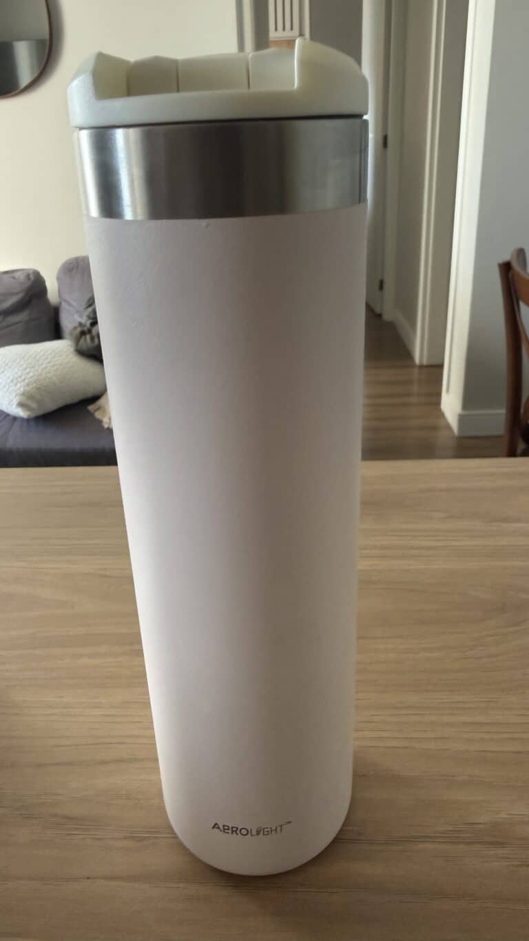 Garrafa térmica pequena para café: medi a Stanley por 24 horas 7 Garrafa Stanley Aerolight Transit branca, de 591 ml, que testei por 24 horas