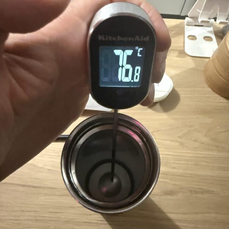 Garrafa térmica pequena para café: medi a Stanley por 24 horas 2 Termômetro marcando 76,8 °C dentro da garrafa