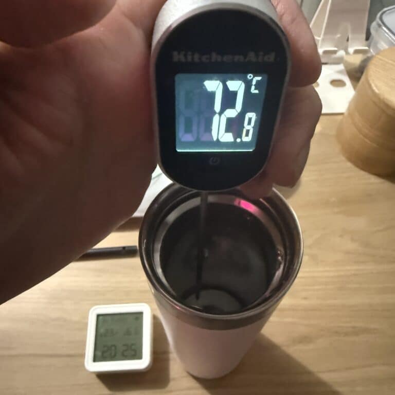 Garrafa térmica pequena para café: medi a Stanley por 24 horas 3 Termômetro marcando 72,8 °C, com o termo-higrômetro ao fundo mostrando 20:25 e 23,9 °C