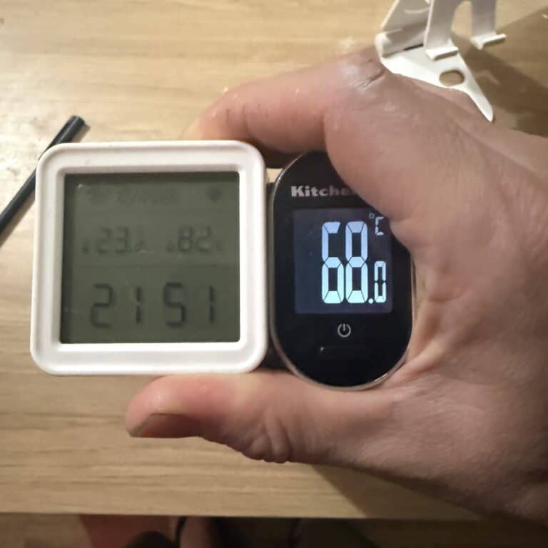 Garrafa térmica pequena para café: medi a Stanley por 24 horas 4 Termômetro marcando 68,0 °C ao lado do termo-higrômetro mostrando 21:51