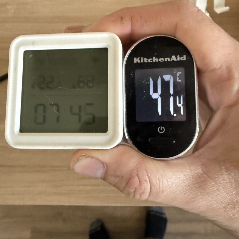 Garrafa térmica pequena para café: medi a Stanley por 24 horas 5 Termômetro marcando 47,4 °C ao lado do termo-higrômetro mostrando 07:45