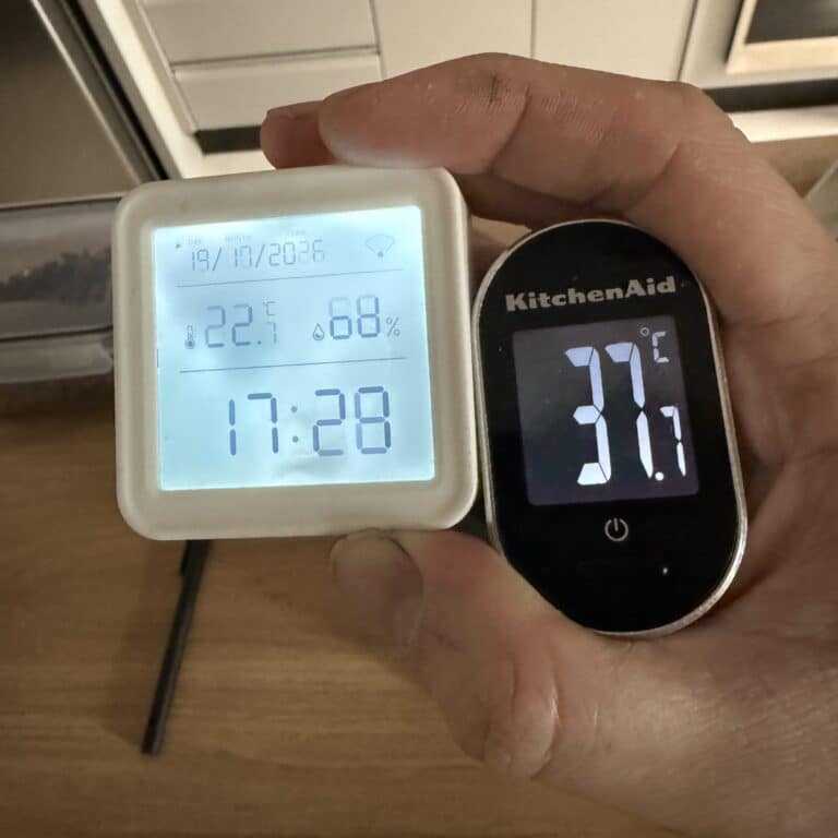 Garrafa térmica pequena para café: medi a Stanley por 24 horas 6 Termômetro marcando 37,7 °C ao lado do termo-higrômetro mostrando 17:28 de 19/10/2026 e 22,7 °C